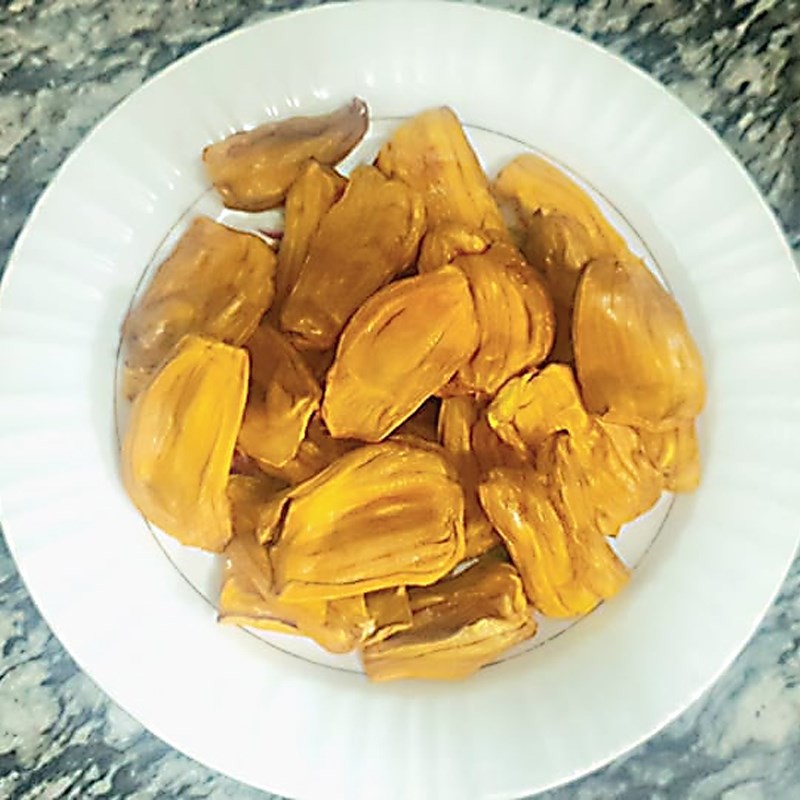 Mít sấy giòn rụm trong hộp đựng thực phẩm kín đáo, sẵn sàng để thưởng thức