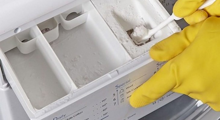 Vệ sinh hộp chứa bột giặt bằng bàn chải nhỏ